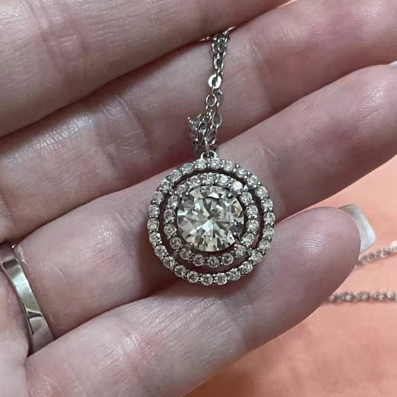 Temporary sold out💎Small 3.2 TCW Halo Circle Diamond Necklace💎 - Picture 3 of 7